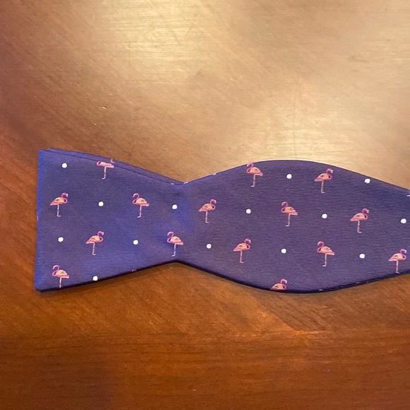 The Tie Bar 100% Silk Pink Flamingo Navy Bow Tie EUC - Picture 2 of 3